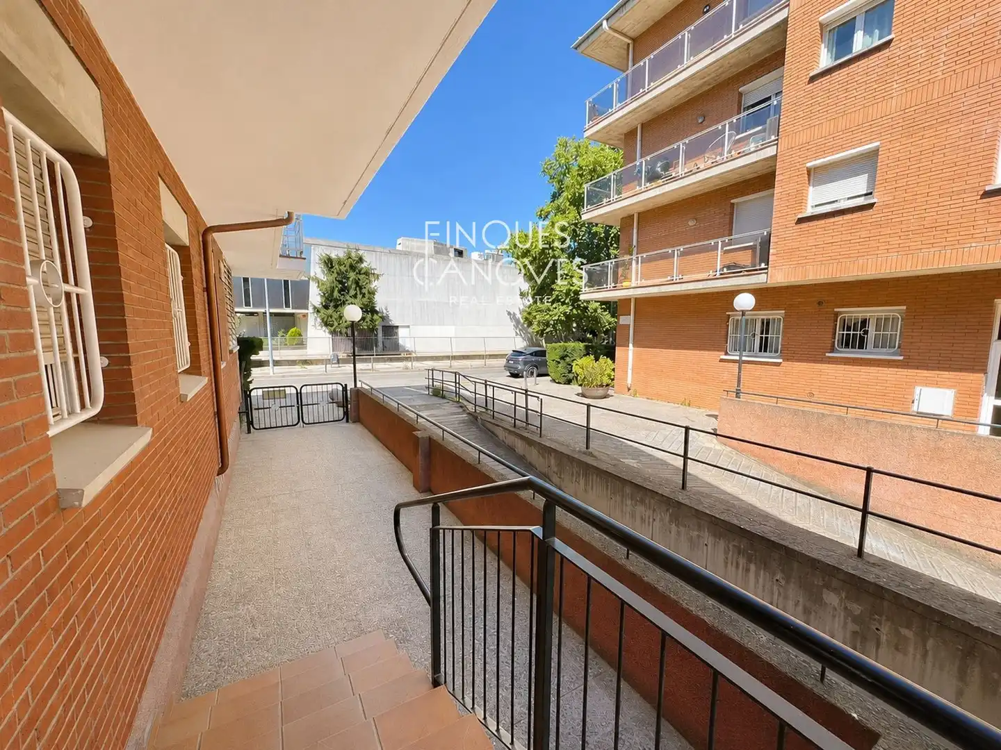 Vista exterior de Piso en venta en Girona con Calefacción, Trastero y Horno
