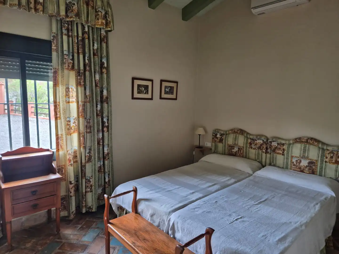 Dormitori de Finca rústica en venda en Puerto Serrano amb Aire condicionat, Calefacció i Jardí privat