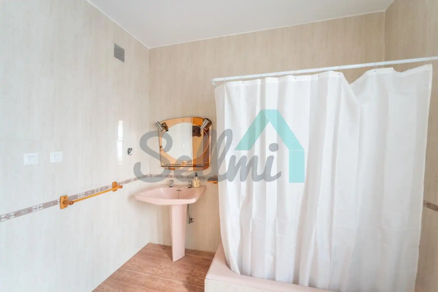 Badezimmer von Wohnung zur untervermieten in Oviedo  mit Heizung, Parkett und Möbliert