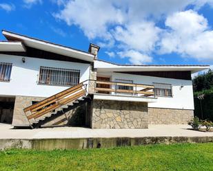 Vista exterior de Casa o xalet en venda en Oviedo  amb Calefacció, Jardí privat i Terrassa