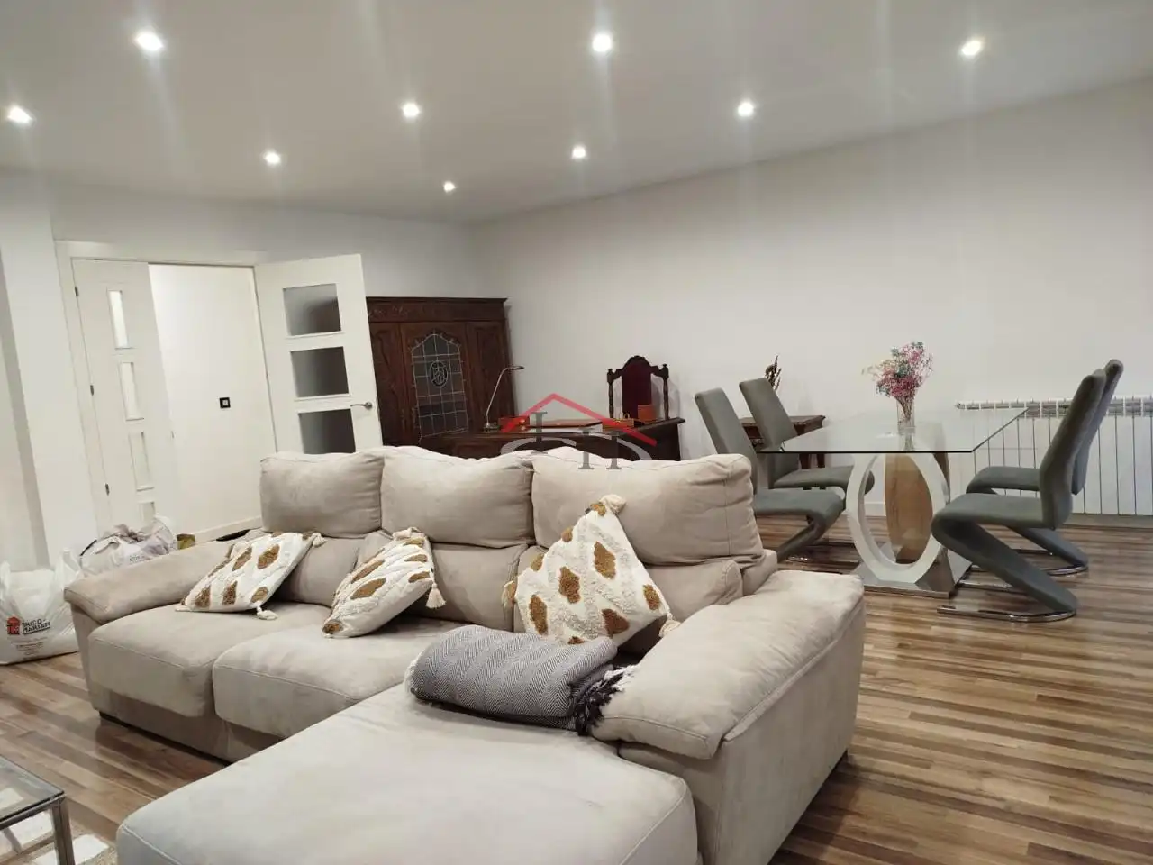 Sala de estar de Piso en venta en León Capital  con Calefacción, Parquet y Terraza