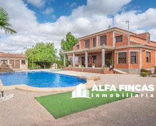 Vista exterior de Casa o xalet en venda en Villarrobledo amb Piscina