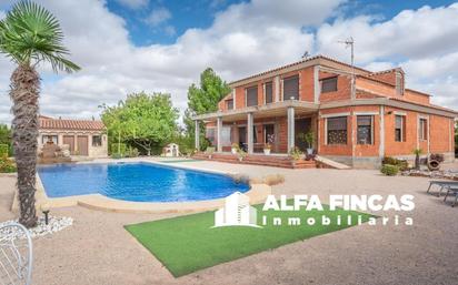 Exterior view of House or chalet for sale in Villarrobledo  with Private garden and Swimming Pool