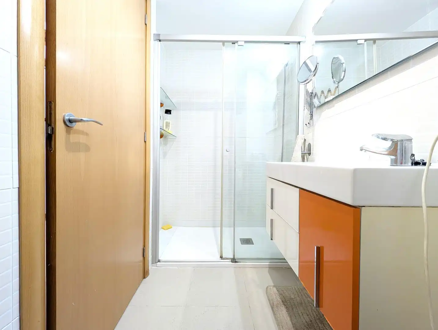 Badezimmer von Dachboden zum Verkauf in Vilanova i la Geltrú mit Klimaanlage, Heizung und Parkett