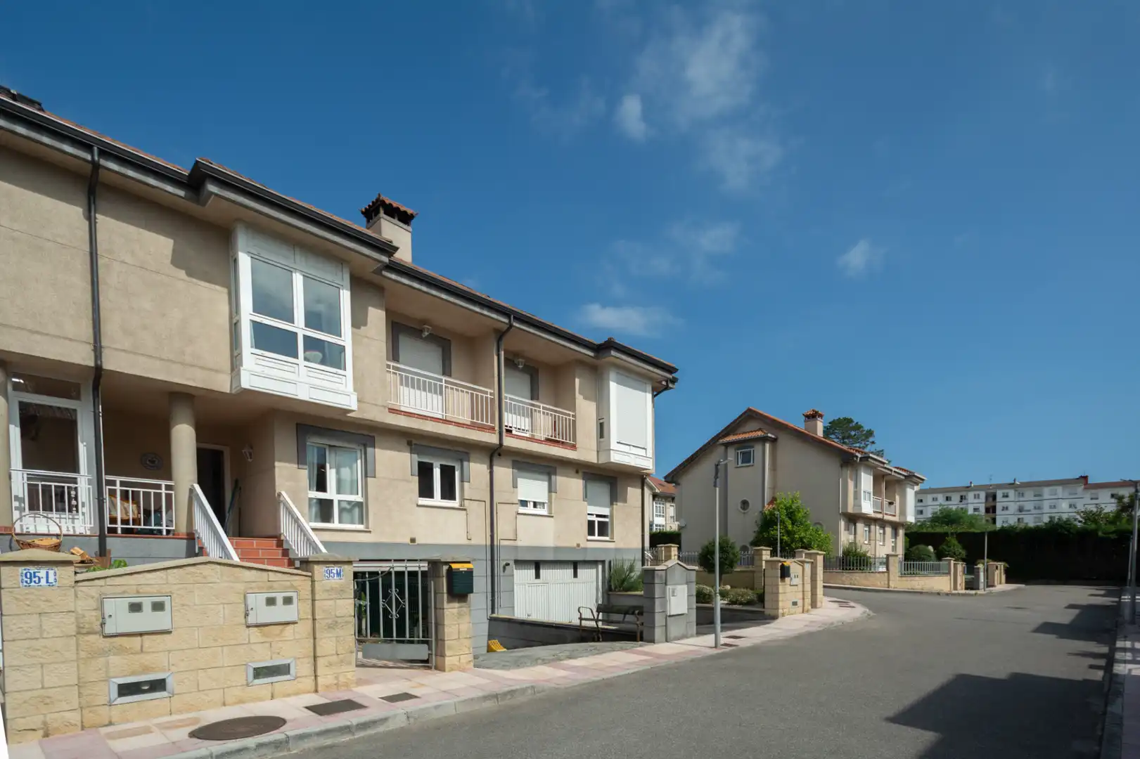 Vista exterior de Casa o xalet en venda en Avilés amb Calefacció, Jardí privat i Parquet