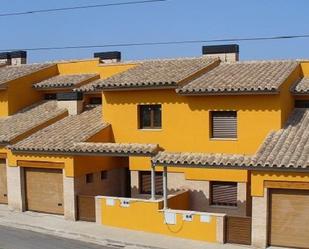 Vista exterior de Casa adosada de lloguer en Lladó amb Terrassa i Balcó