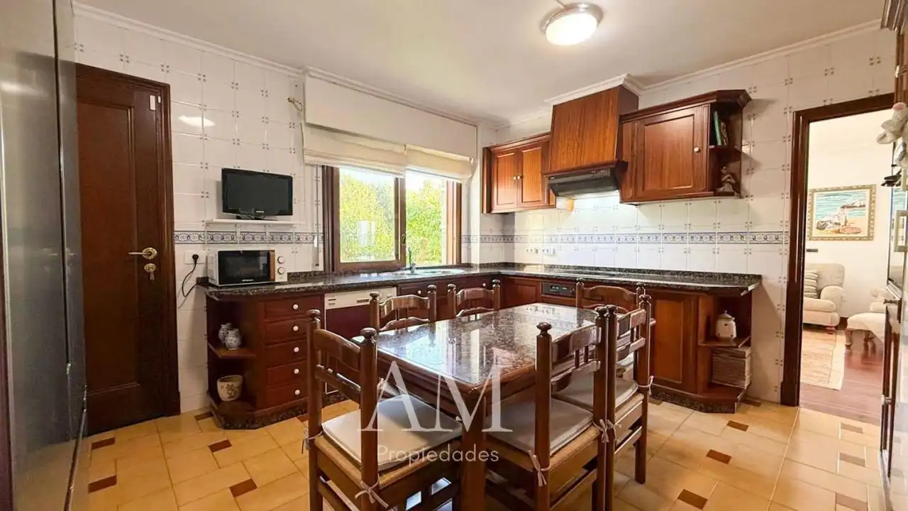 Cuina de Casa o xalet en venda en Vigo  amb Calefacció, Jardí privat i Terrassa