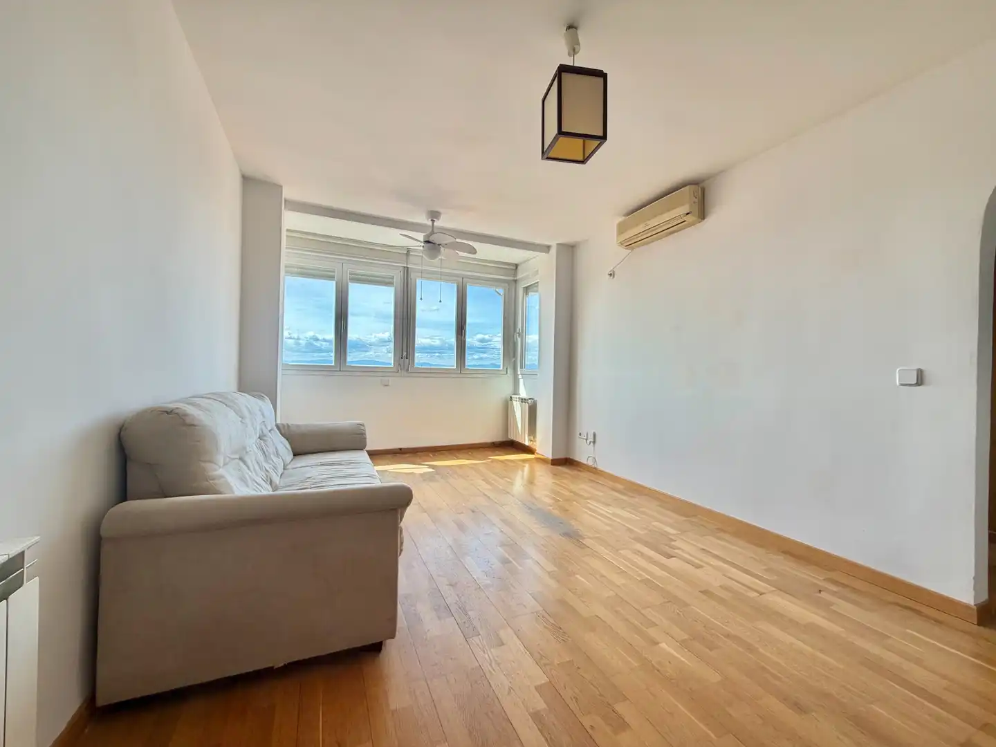 Living room of Flat for sale in Madrid  with Air Conditioner, Heating and Furnished