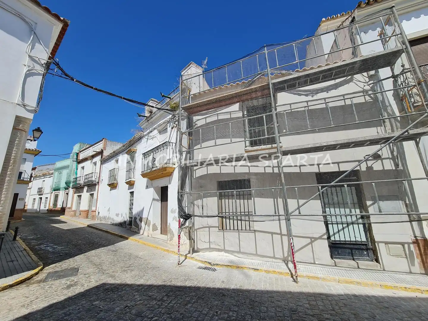 Vista exterior de Casa adosada en venda en Sanlúcar la Mayor amb Jardí privat i Balcó