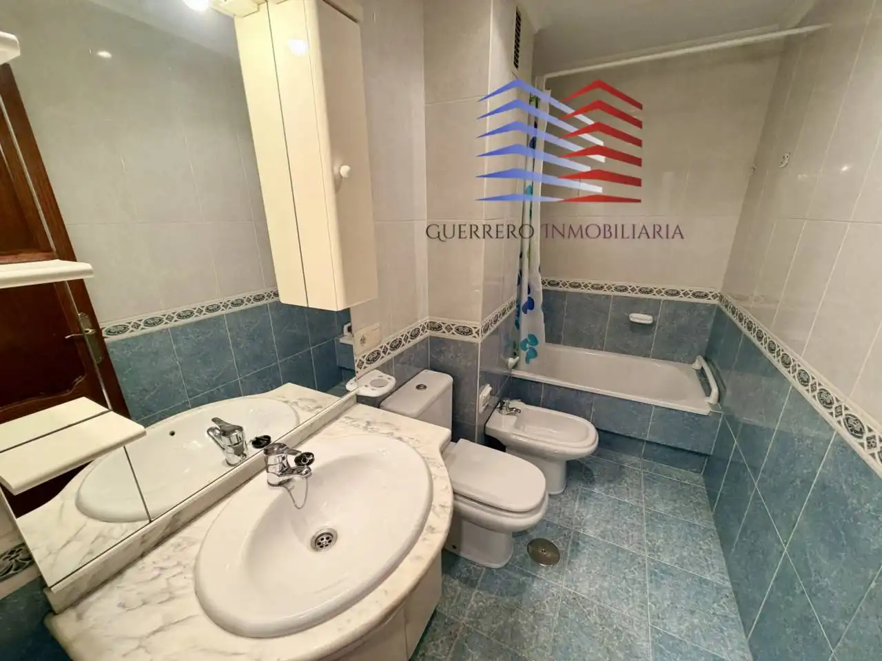 Baño de Apartamento de alquiler en Ourense Capital  con Calefacción, Parquet y Trastero