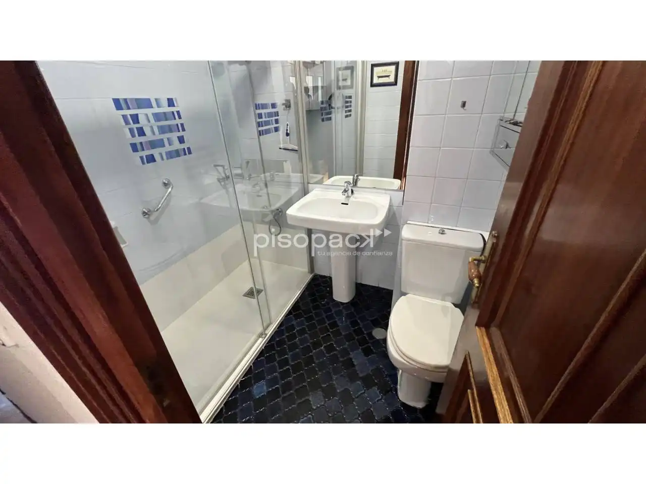 Bathroom of Flat for sale in  Pamplona / Iruña  with Heating, Parquet flooring and Alarm