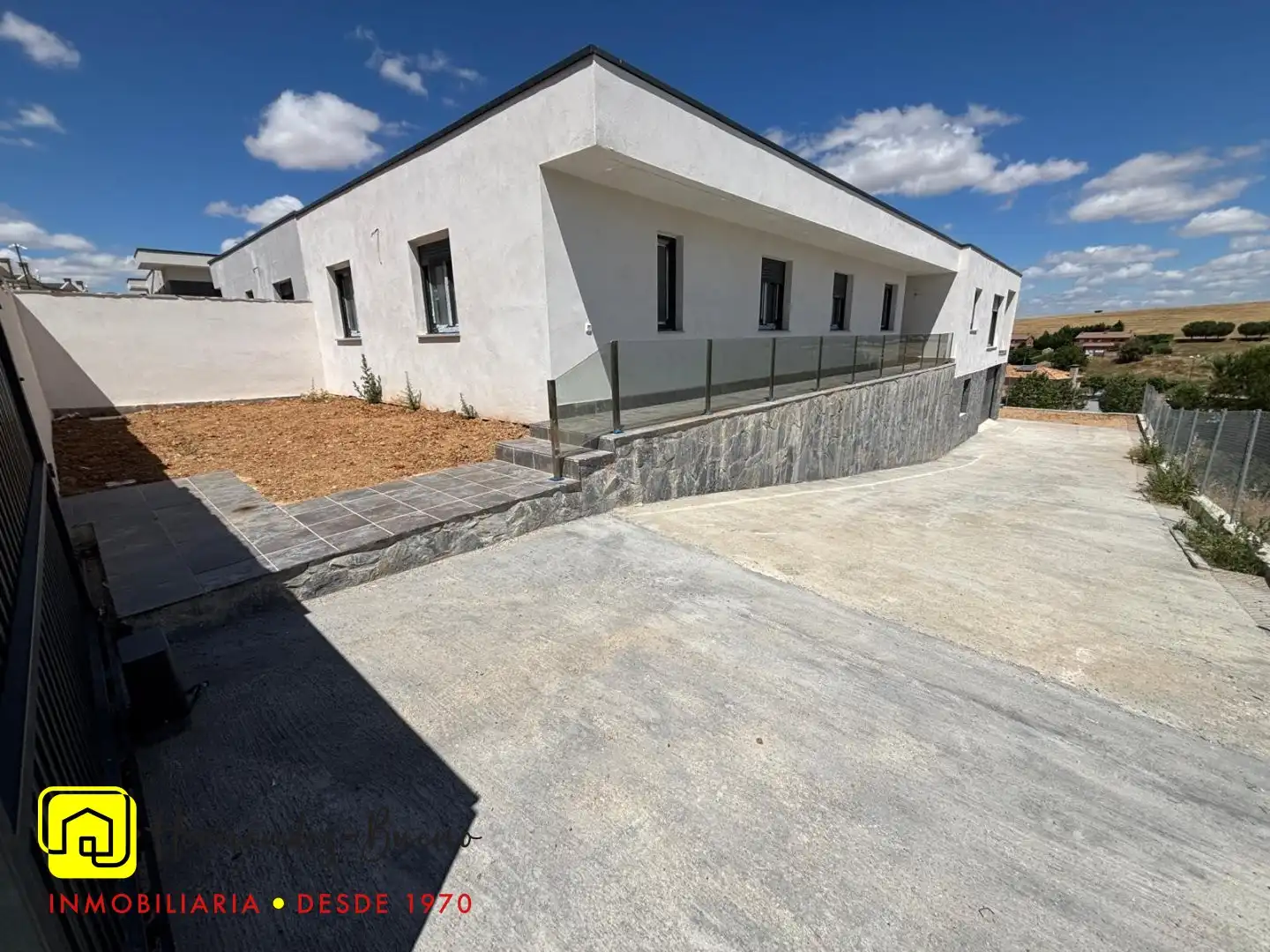 Vista exterior de Casa adosada en venda en Villamayor amb Calefacció