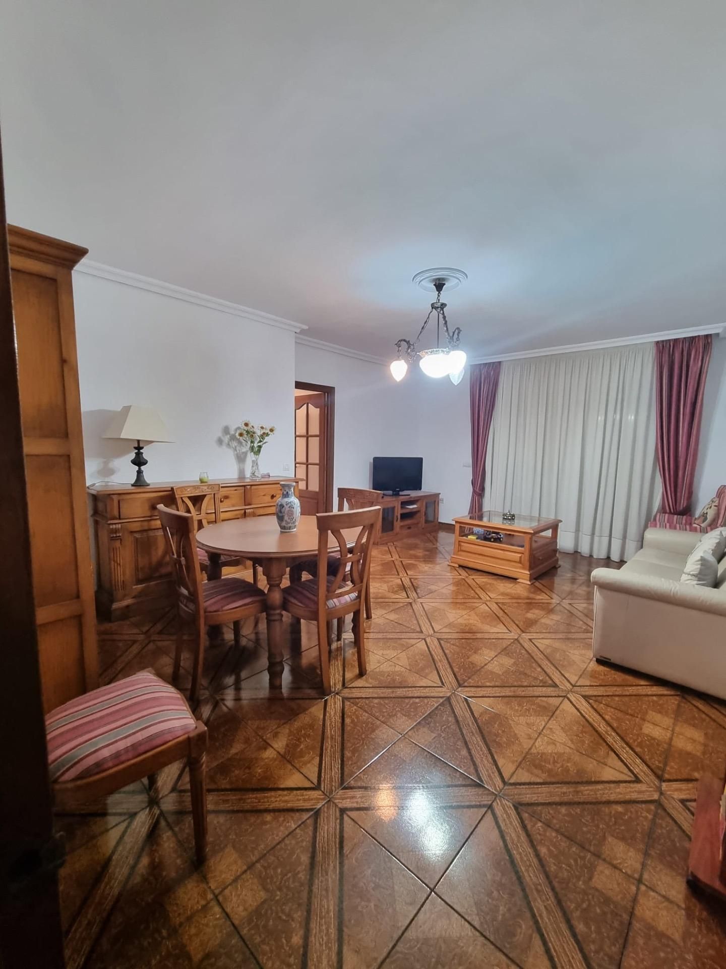 Sala d'estar de Pis en venda en Algeciras amb Aire condicionat, Terrassa i Balcó