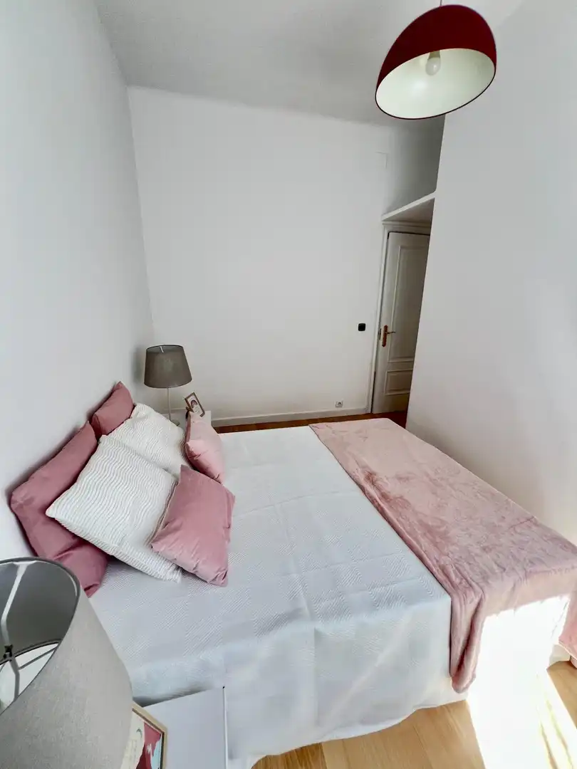 Dormitori de Apartament de lloguer en Madrid amb Aire condicionat i Calefacció