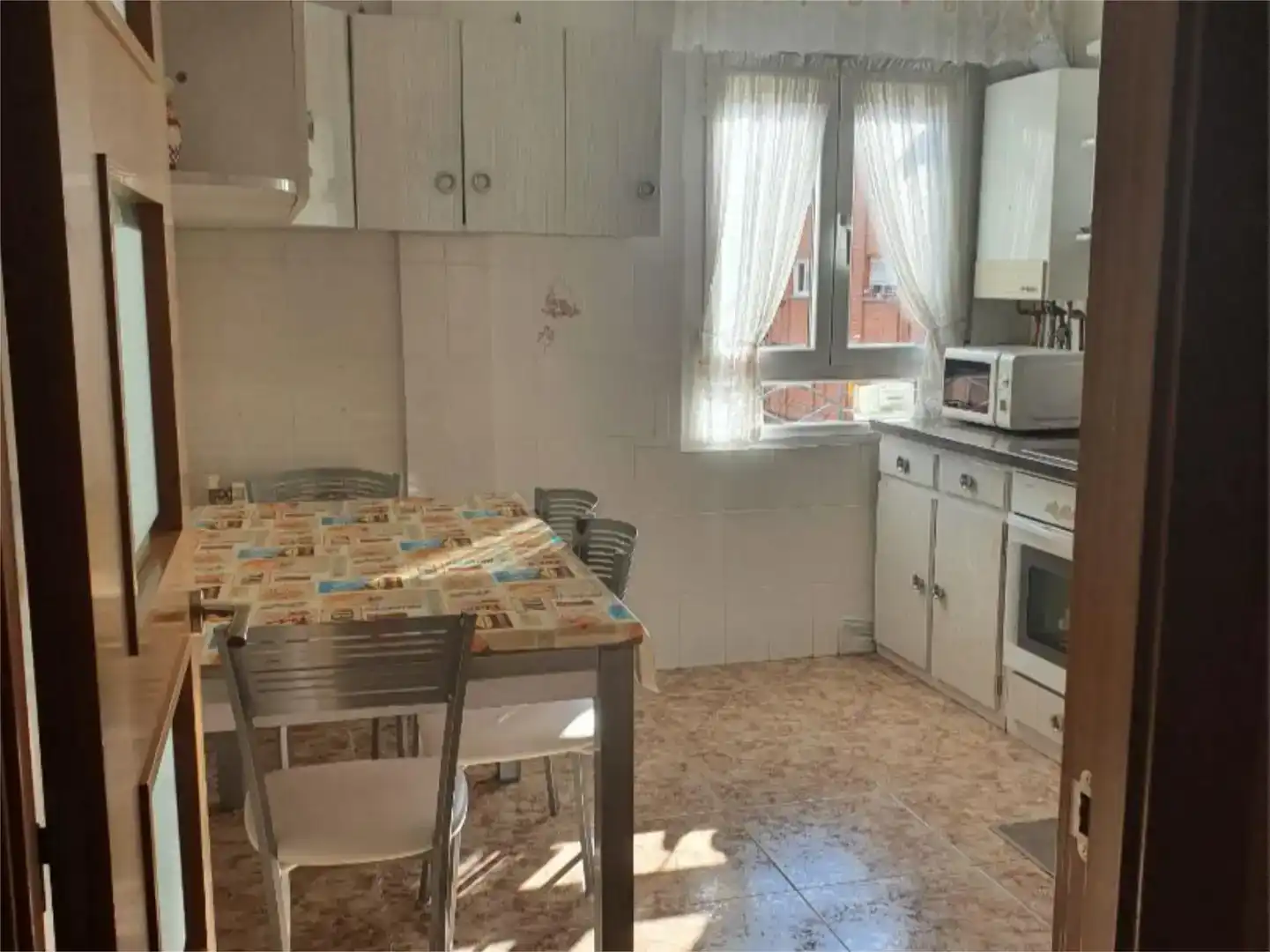 Cuina de Pis en venda en León Capital  amb Calefacció, Parquet i Moblat