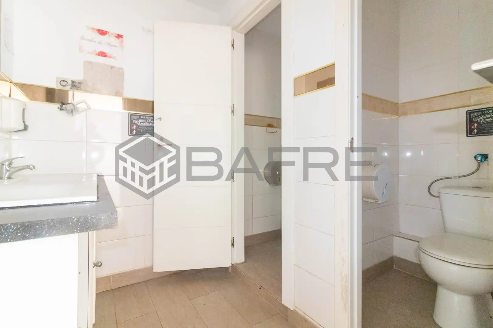 Baño de Local en venta en Madrid