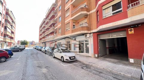 Garaje de raya a pie de calle muy amplio para cualquier vehículo  trastero