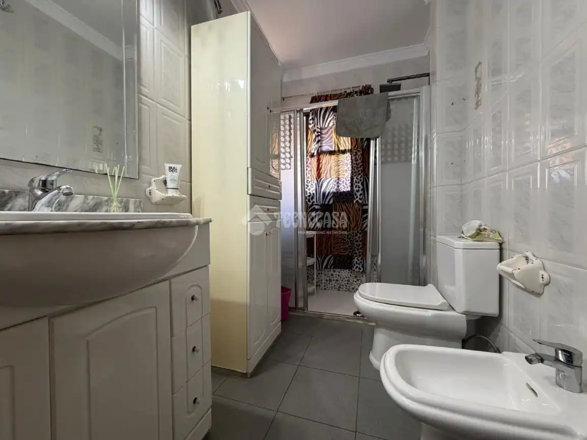 Baño de Piso en venta en Isla Cristina con Aire acondicionado, Terraza y Amueblado