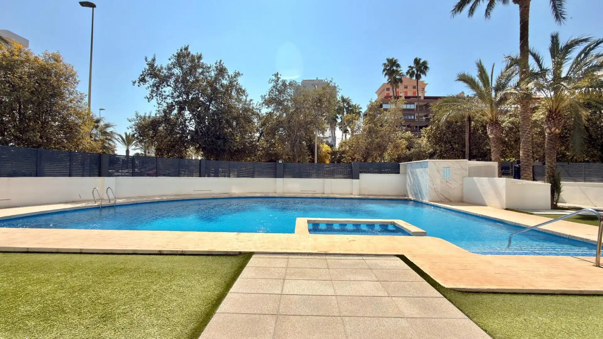 Piscina de Pis en venda en Alicante / Alacant