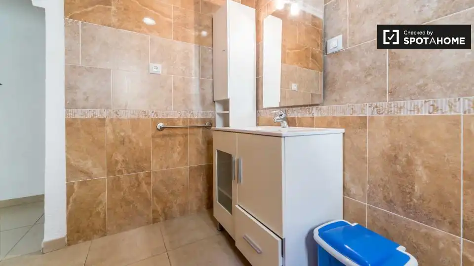 Bathroom of Flat for share in Valencia  with Air Conditioner, Terrace and Furnished