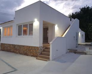 Vista exterior de Casa o xalet de lloguer en L'Alfàs del Pi amb Terrassa i Piscina