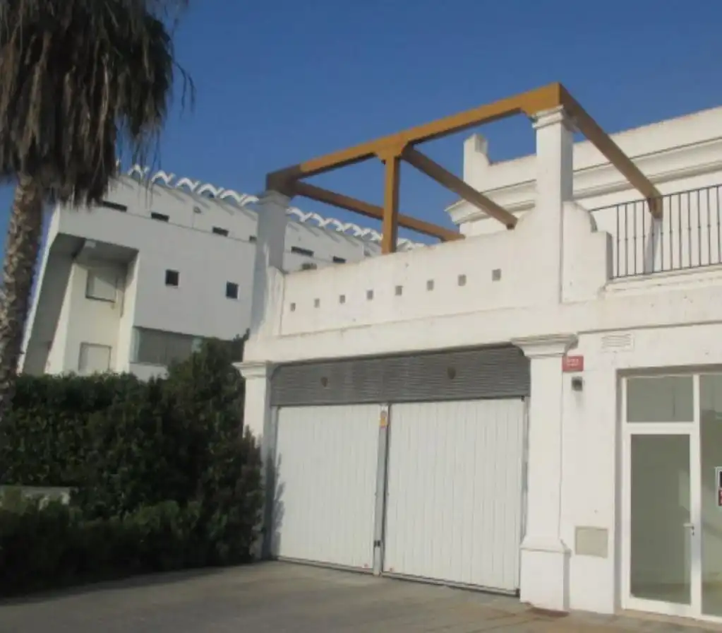 Außenansicht von Garage zum Verkauf in Rota
