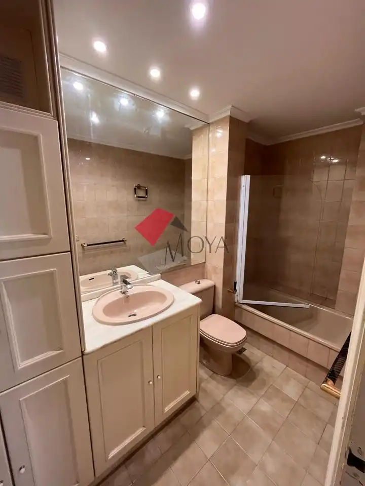 Bathroom of Flat for rent in Vigo   with Heating