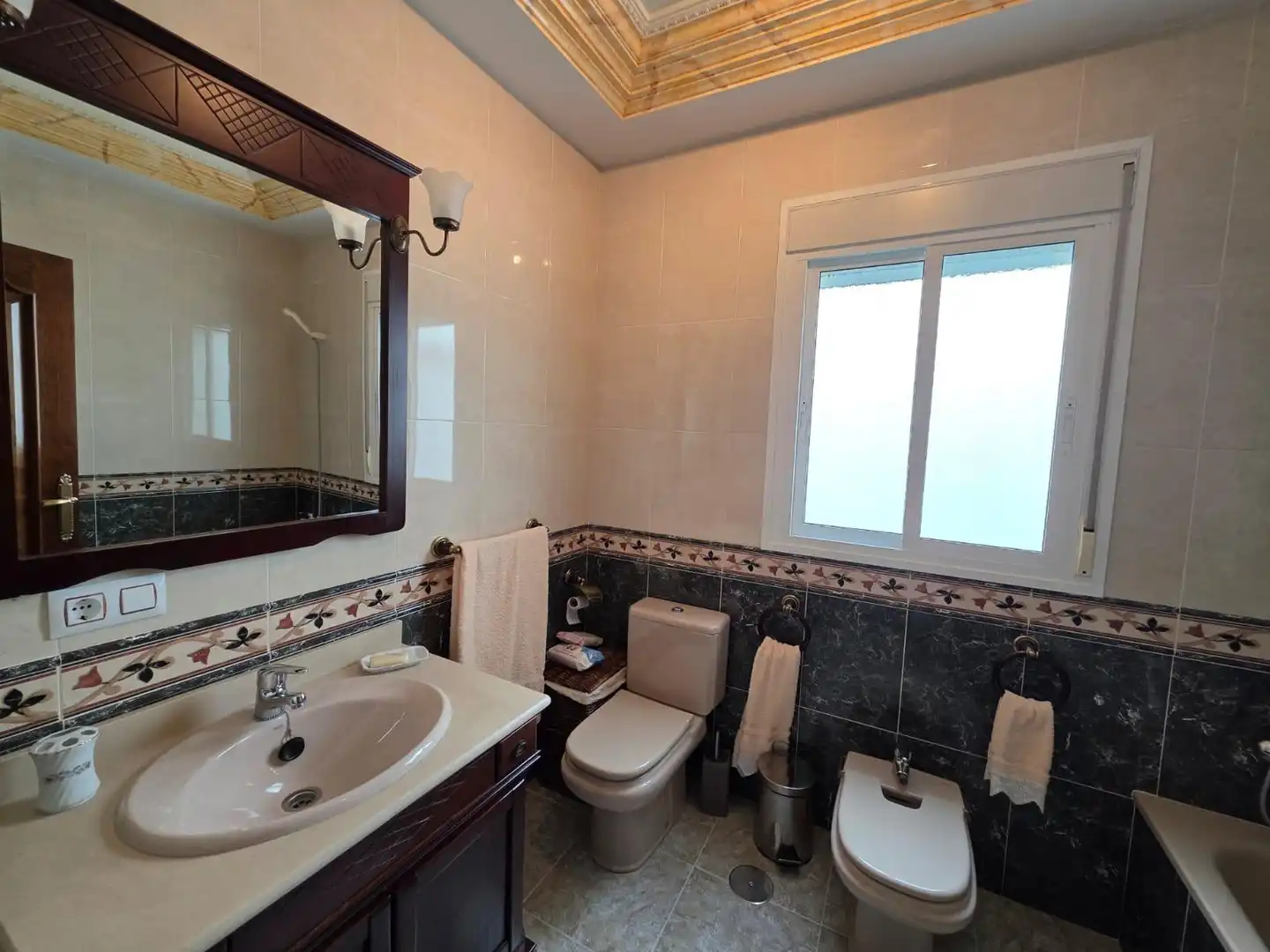 Bathroom of Houses for sale in Cuevas Bajas  with Air Conditioner, Heating and Terrace