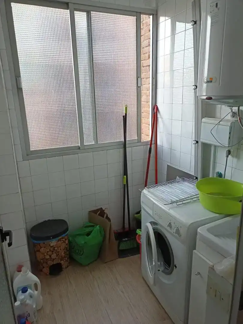 Bany de Apartament per a compartir en Granada amb Parquet, Moblat i Balcó