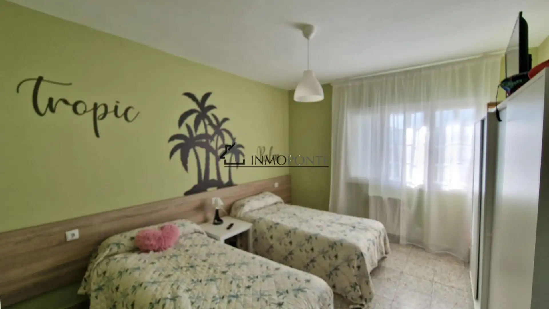 Dormitori de Casa o xalet en venda en Pontevedra Capital  amb Jardí privat