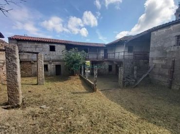 Casa amb balcó en venda a San Cibrao das Viñas