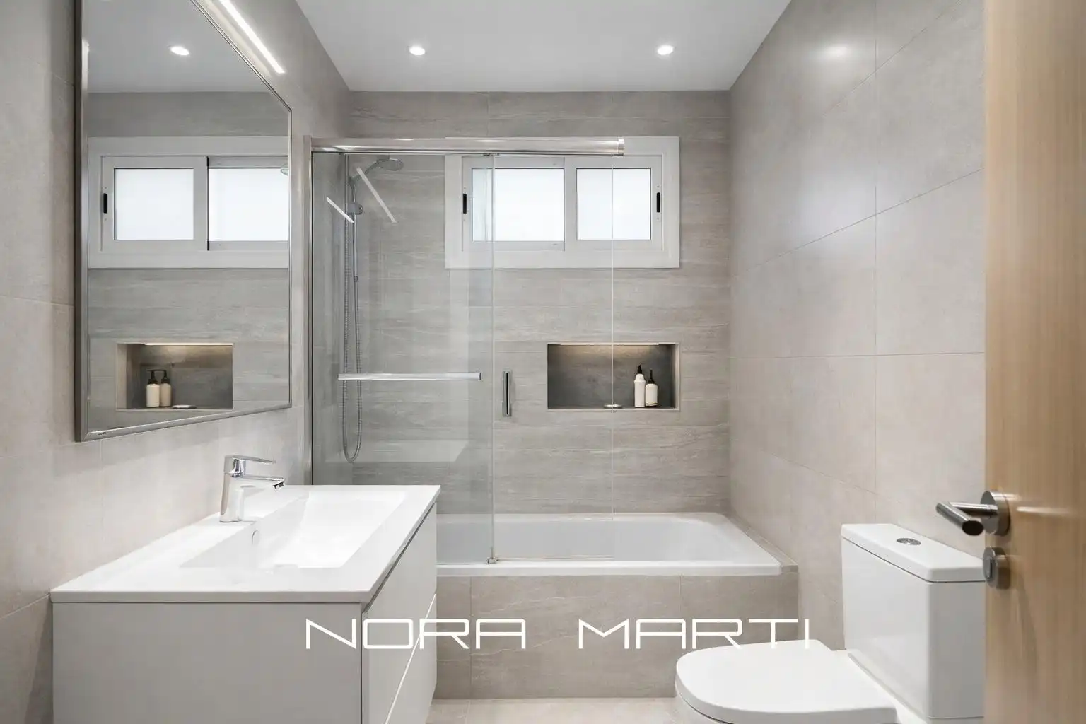 Badezimmer von Wohnung zum Verkauf in Barcelona mit Heizung und Balkon