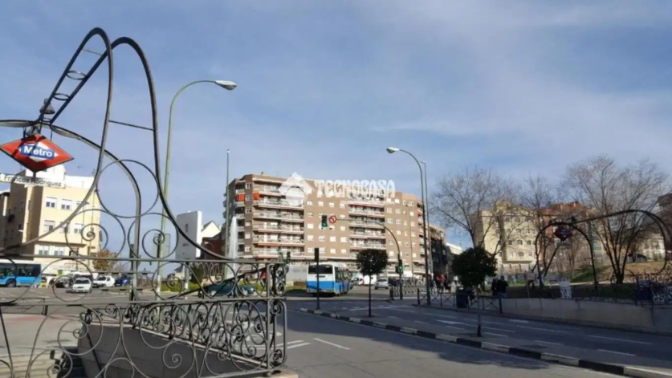 Vista exterior de Casa o xalet en venda en Madrid amb Calefacció i Piscina