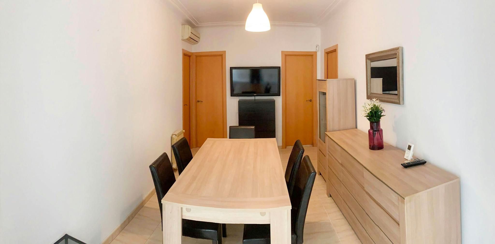 Dining room of Flat to share in  Barcelona Capital  with Heating, Furnished and Washing machine