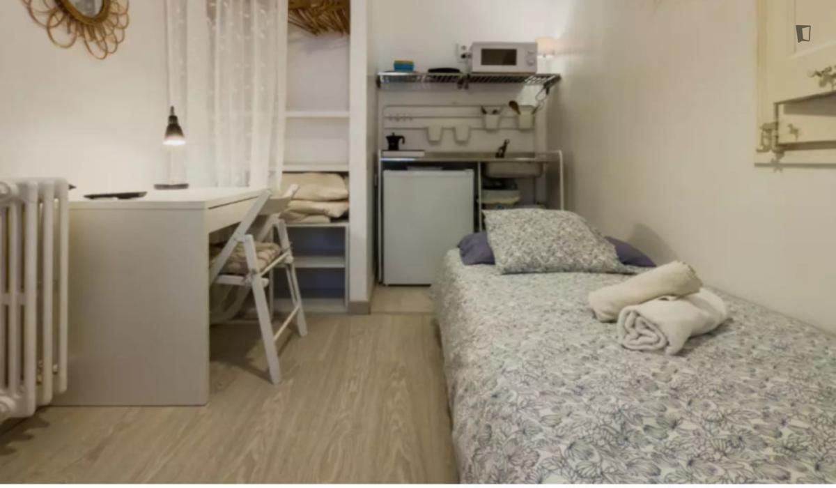 Dormitori de Estudi de lloguer en  Barcelona Capital amb Moblat, Microones i Internet