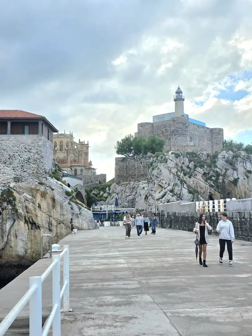 Außenansicht von Einfamilien-Reihenhaus zum Verkauf in Castro-Urdiales mit Heizung, Privatgarten und Parkett
