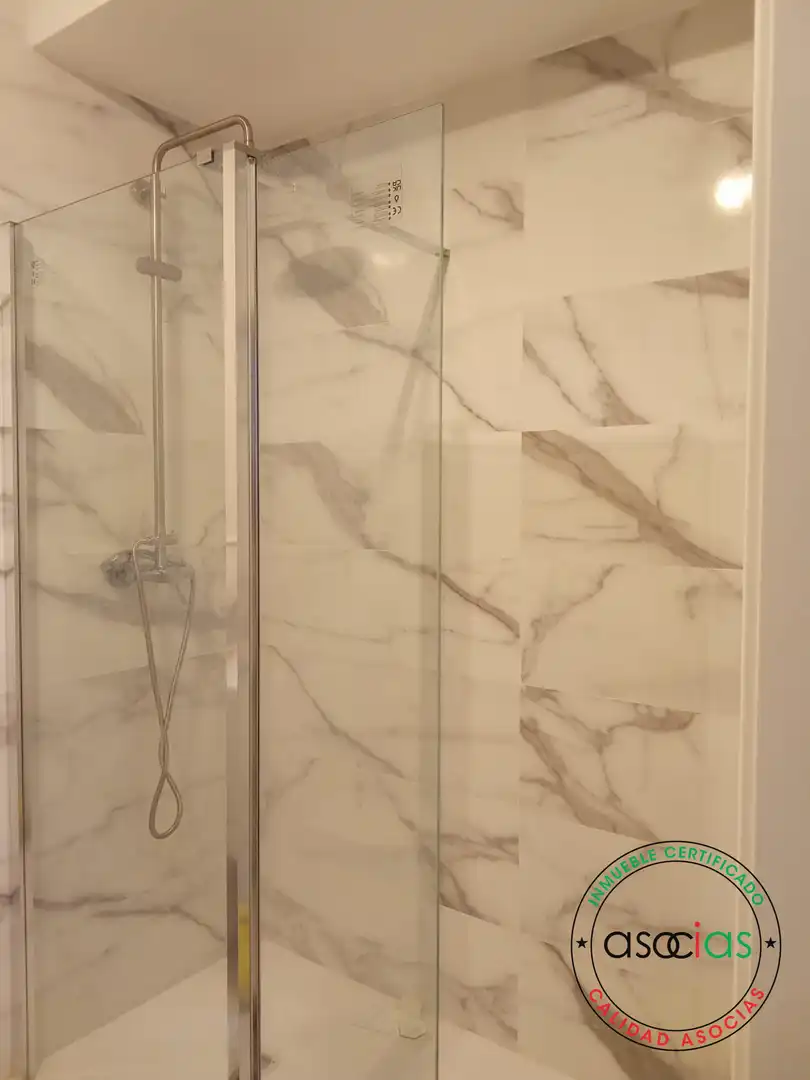 Baño de Piso de alquiler en Gijón  con Jardín privado, Parquet y Terraza
