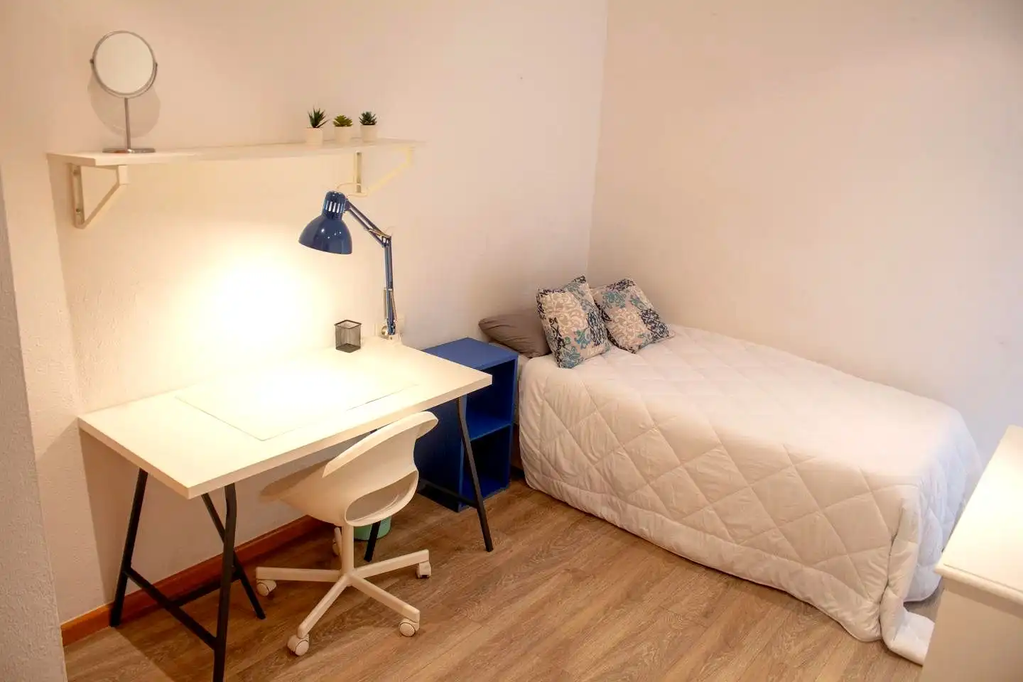 Dormitori de Apartament de lloguer en Valencia amb Aire condicionat, Moblat i Balcó