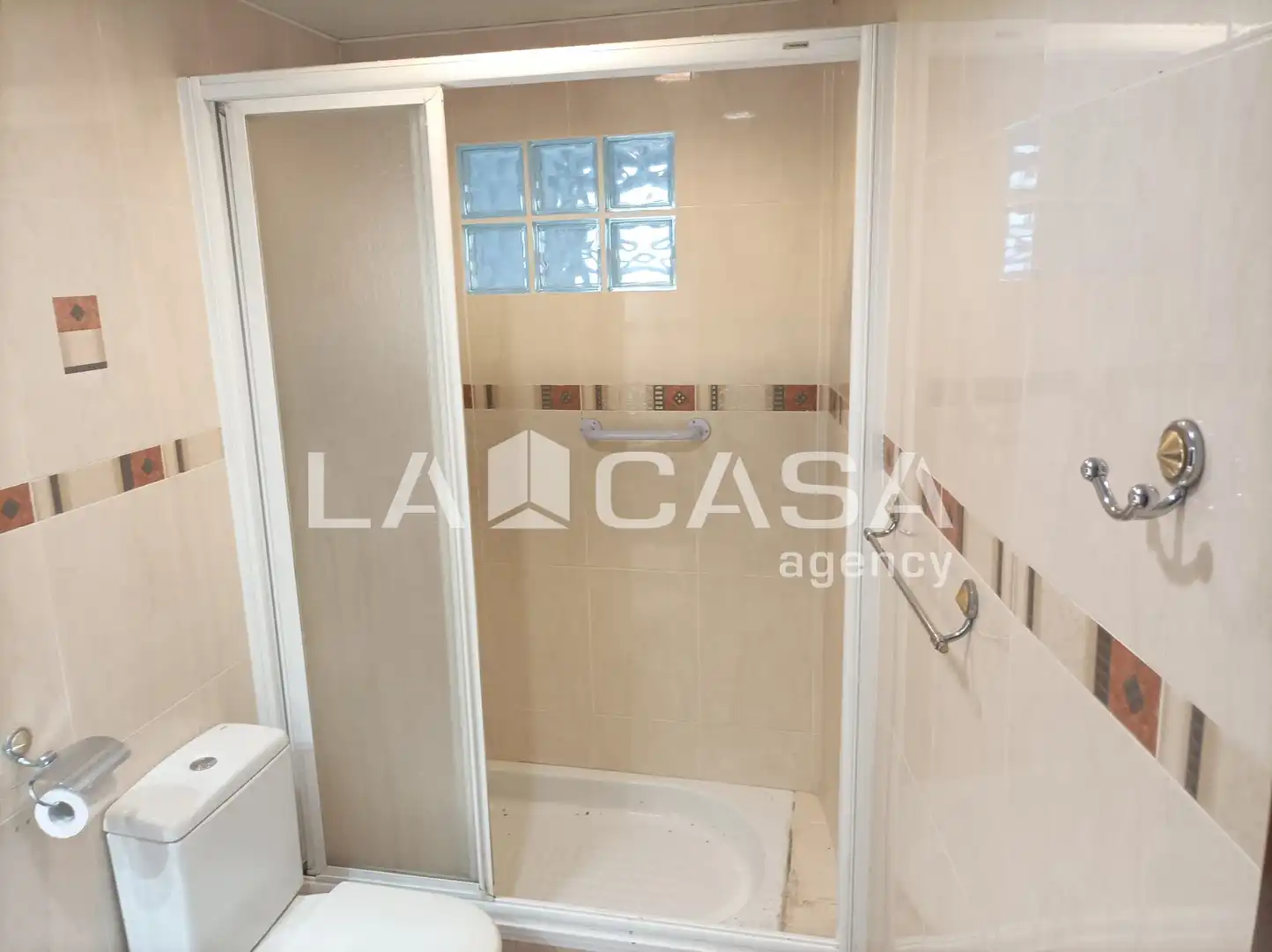 Baño de Piso en venta en Santa Coloma de Gramenet con Calefacción, Terraza y Trastero
