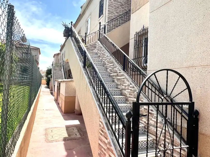 Außenansicht von Wohnungen zum Verkauf in Torrevieja mit Klimaanlage, Terrasse und Balkon