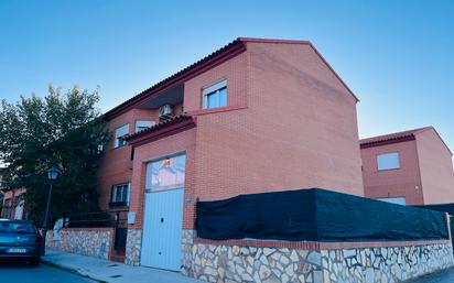 Vista exterior de Casa o xalet en venda en Rielves amb Aire condicionat, Terrassa i Balcó