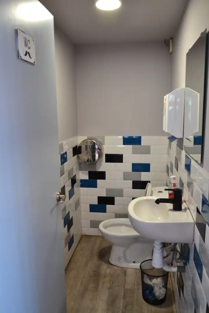 Baño de Local en traspaso en Zaragoza con Aire acondicionado, Amueblado y Internet
