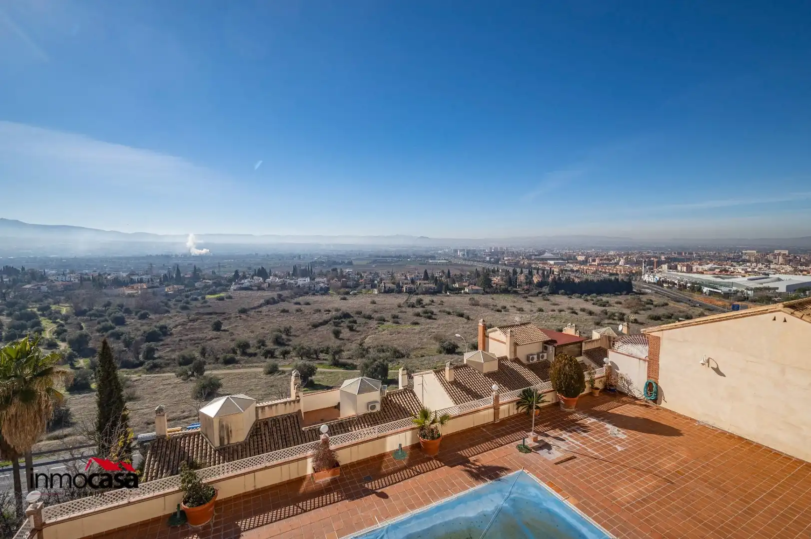 Vista exterior de Casa adosada en venda en Granada amb Terrassa