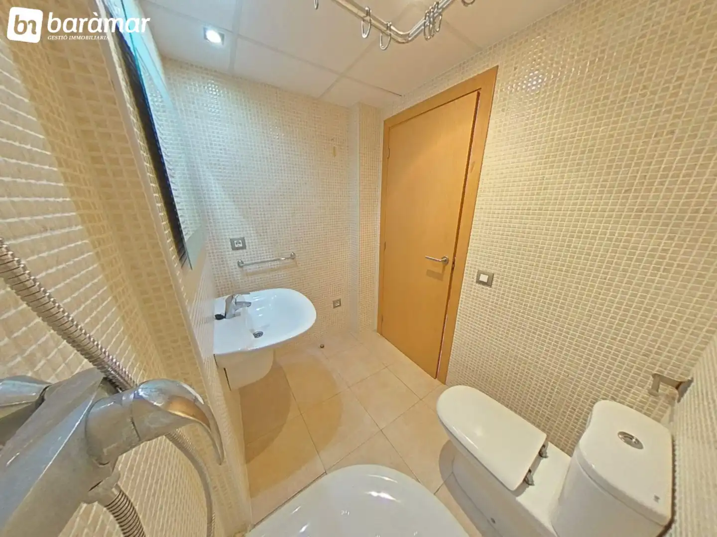 Baño de Casa adosada en venta en Roda de Berà con Aire acondicionado, Calefacción y Jardín privado