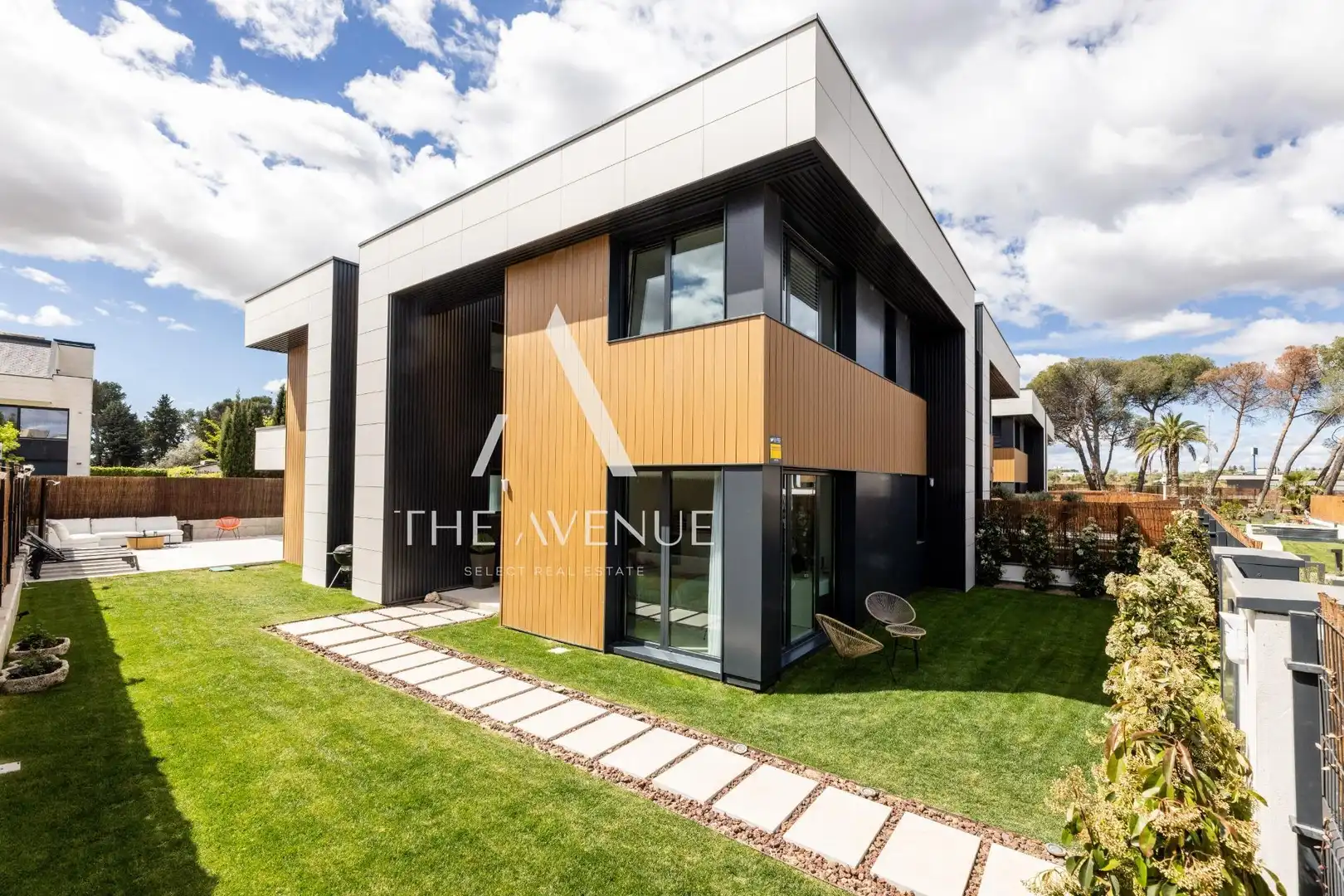 Exterior view of Single-family semi-detached for sale in Pozuelo de Alarcón  with Swimming Pool, Balcony and Alarm