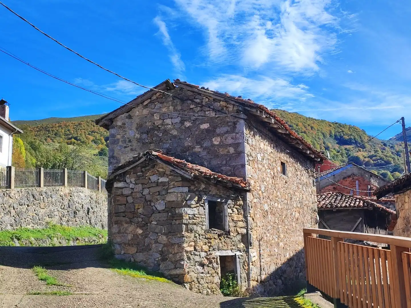 Casa rústica amb jardí en venda a Calle Calvo Sotelo 32