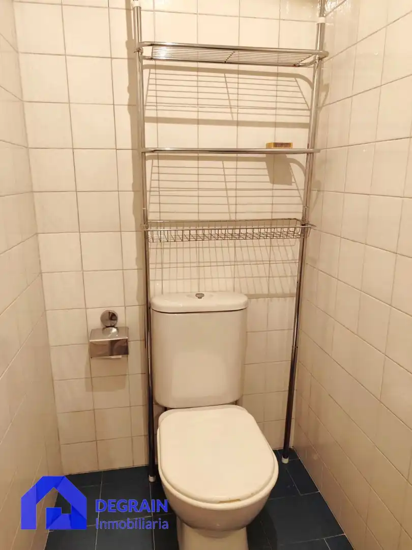 Bany de Pis en venda en Oviedo  amb Traster