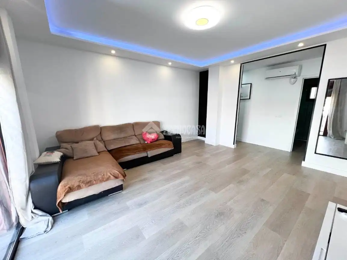 Sala de estar de Piso en venta en Santa Lucía de Tirajana con Aire acondicionado, Amueblado y Balcón