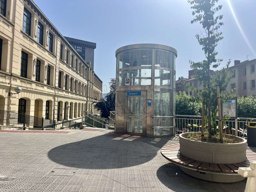 Vista exterior de Pis de lloguer en Bilbao  amb Calefacció i Balcó