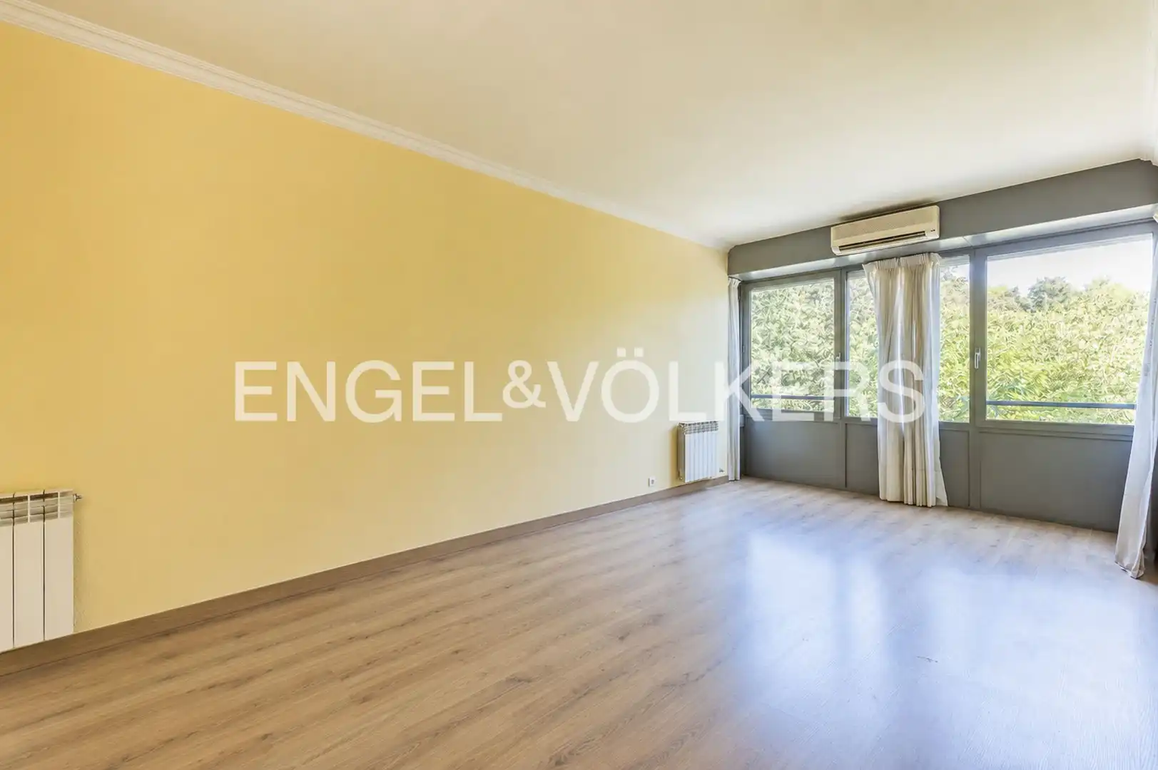 Living room of Flat for rent in Esplugues de Llobregat  with Air Conditioner, Heating and Parquet flooring